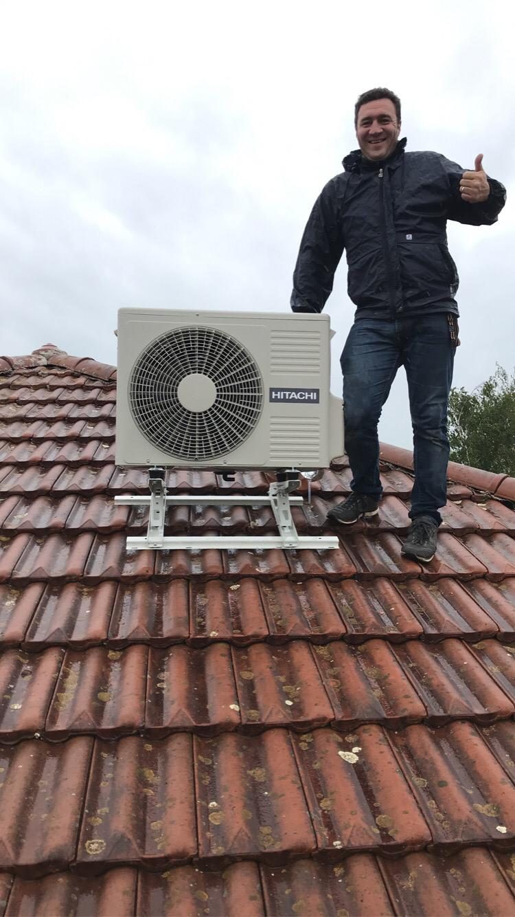 Mathieu Maurin, fondateur Easy Calo, sur un chantier d'installation de pompe à chaleur à Dagneux